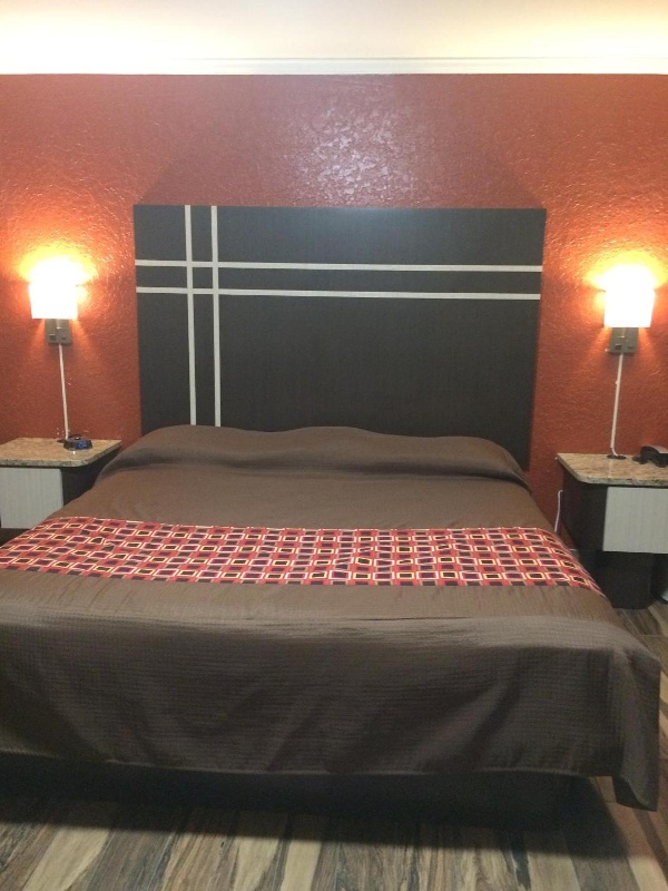 Budget Inn of Avon Park image 2